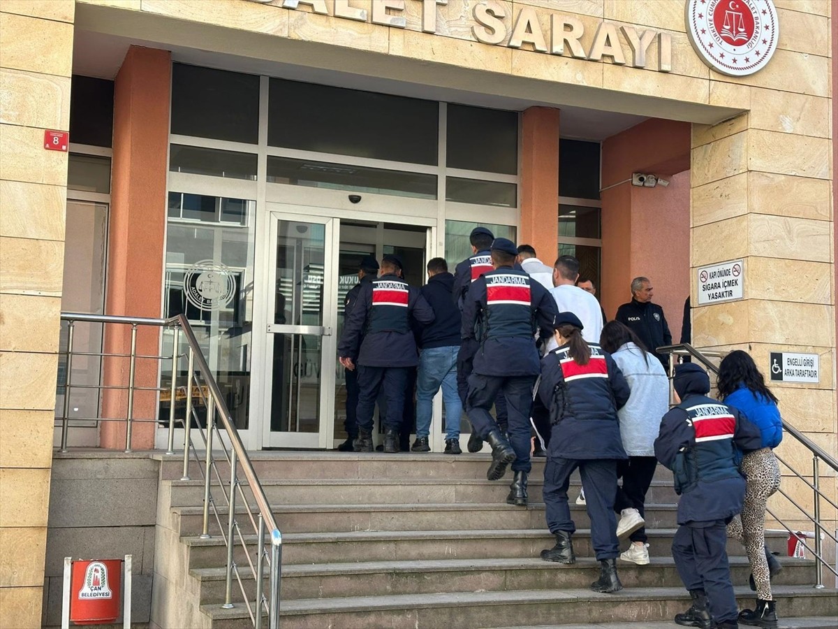 Çanakkale'nin Çan ilçesinde bir kadını dolandırdığı ileri sürülen 5 zanlı tutuklandı.