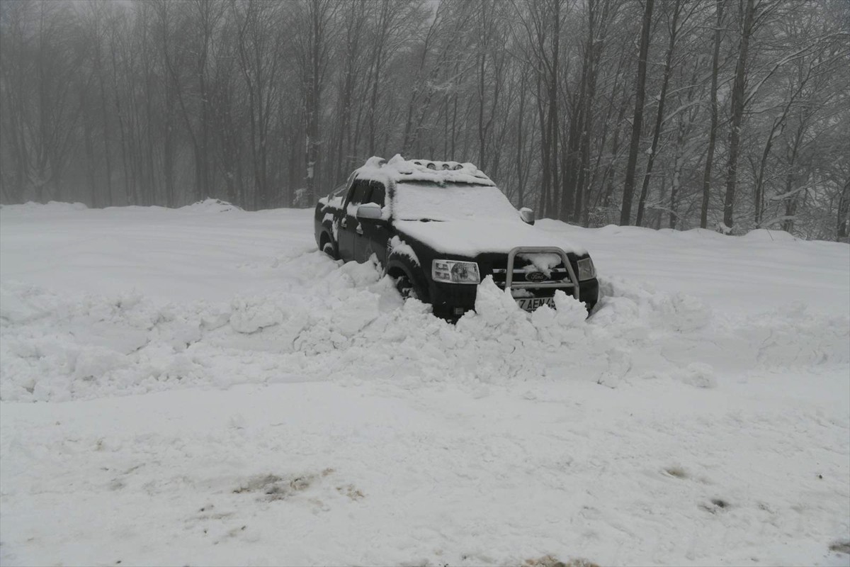 Çanakkale'nin Lapseki ilçesinde karla mücadele çalışmaları devam ediyor. İl Özel İdaresi ekipleri...