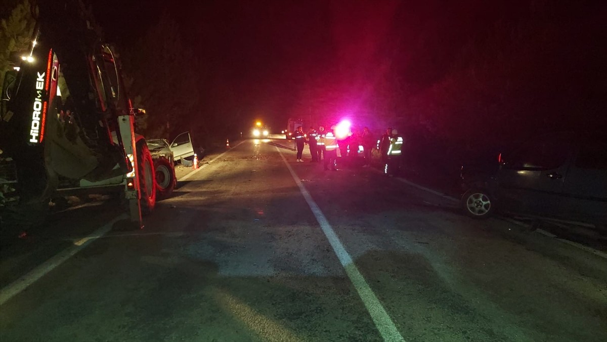 Çanakkale'nin Yenice ilçesinde otomobil ve hafif ticari aracın çarpışması sonucu 1 kişi öldü, 2...