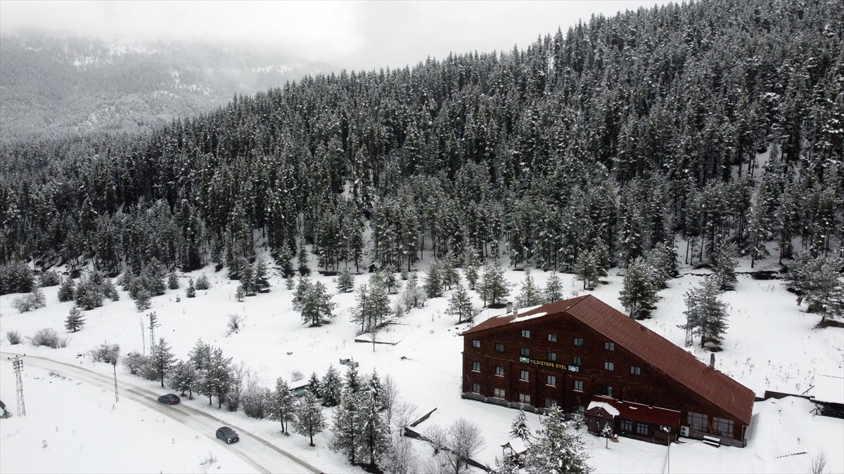 Çankırı'da Ilgaz Dağı'nın karlı manzarası havadan görüntülendi. Kastamonu-Çankırı sınırındaki Batı...