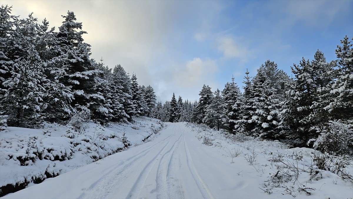 Çankırı'nın Yapraklı ilçesindeki dağların karlı manzarası havadan görüntülendi.