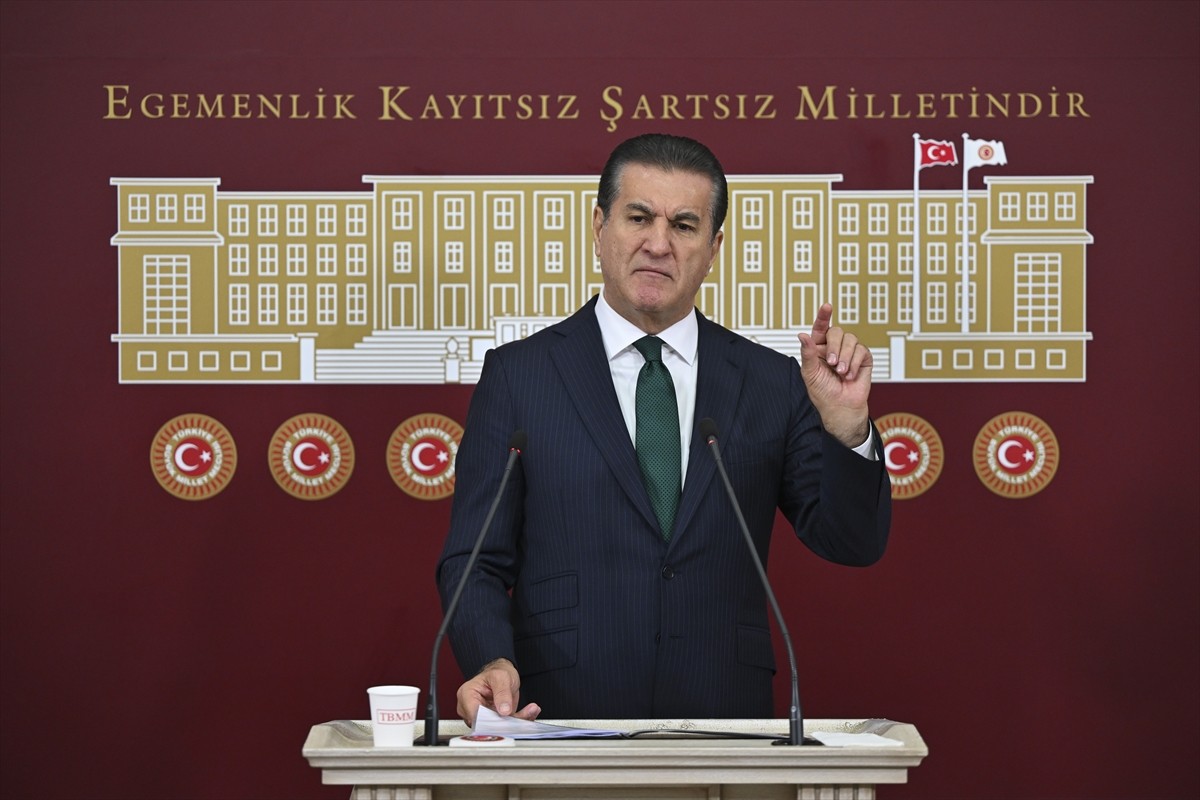 CHP Erzincan Milletvekili Mustafa Sarıgül, Meclis'te düzenlediği basın toplantısında açıklamada...