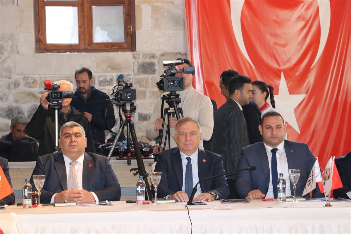 CHP Genel Başkan Yardımcısı Gökan Zeybek (ortada), Kilis'te Canpolat Paşa Gençlik Merkezi'nde...