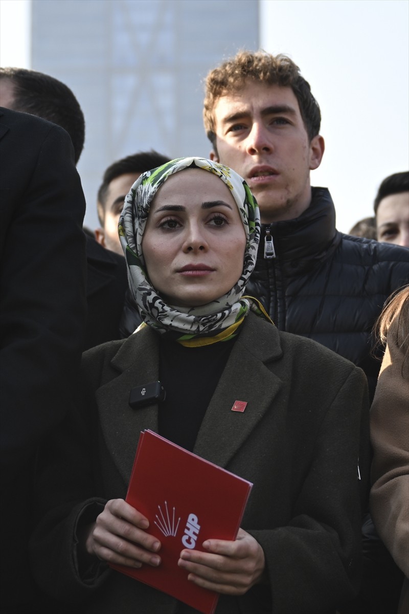 CHP Genel Başkan Yardımcısı Sevgi Kılıç, partisinin gençlik kolları üyeleriyle Gençlik ve Spor...