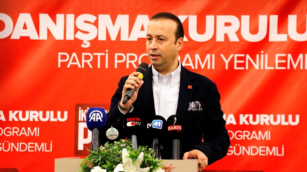 CHP Genel Başkan Yardımcısı Volkan Demir, İzmit Belediyesi Dernekler Yerleşkesi'nde düzenlenen CHP...