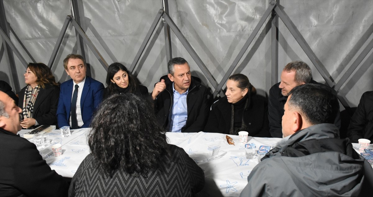 CHP Genel Başkanı Özgür Özel, babası vefat eden CHP Malatya Milletvekili Veli Ağbaba'ya taziye...