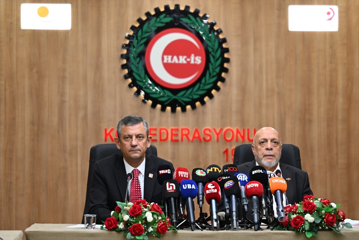 CHP Genel Başkanı Özgür Özel (fotoğrafta), HAK-İŞ Genel Başkanı Mahmut Arslan'ı ziyaret...