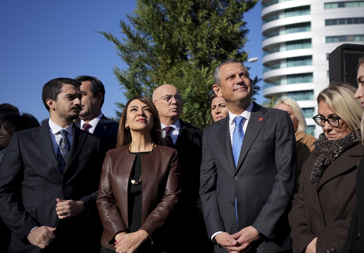 CHP Genel Başkanı Özgür Özel (sağ 2), Çankaya Belediye Başkanı Hüseyin Can Güner (solda) ve Necip...