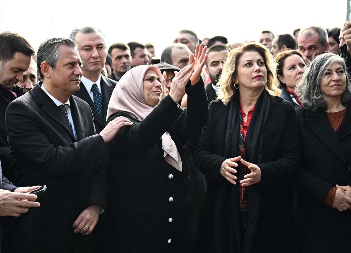 CHP Genel Başkanı Özgür Özel (sağ 3), Ankara Büyükşehir Belediye Başkanı Mansur Yavaş (solda) ve...