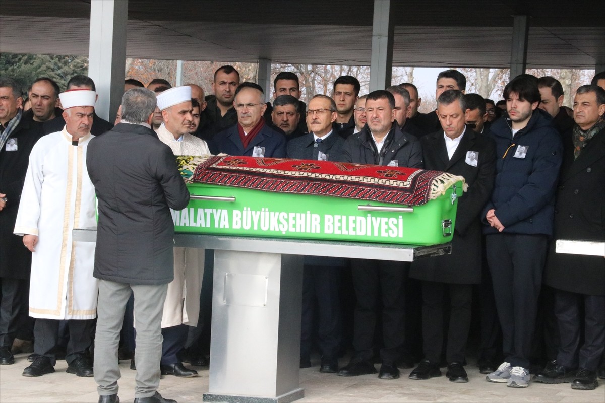CHP Genel Başkanı Özgür Özel (sağ 3), CHP Malatya Milletvekili Veli Ağbaba'nın (sağ 4) babası...