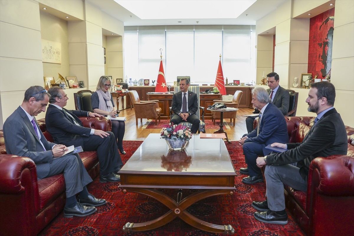 CHP Genel Başkanı Özgür Özel (sağda), Avrupa Birliği Türkiye Delegasyonu Başkanı Büyükelçi Thomas...