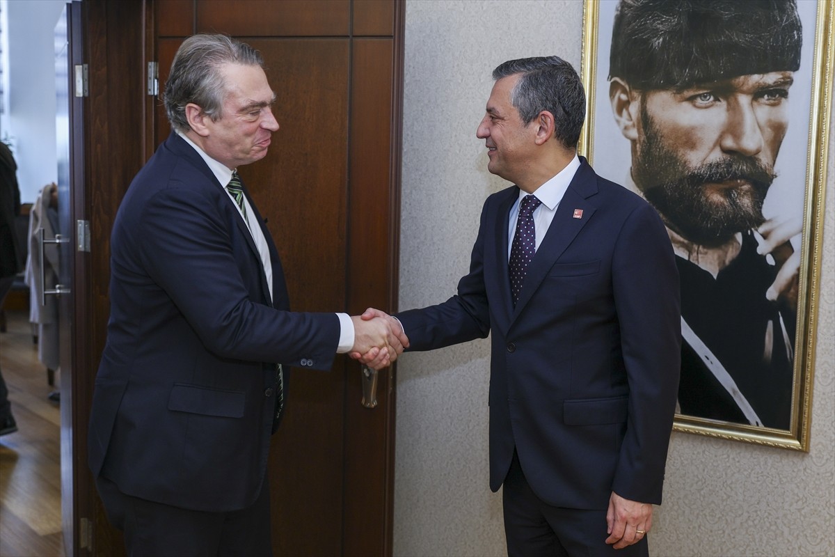 CHP Genel Başkanı Özgür Özel (sağda), Avrupa Birliği Türkiye Delegasyonu Başkanı Büyükelçi Thomas...