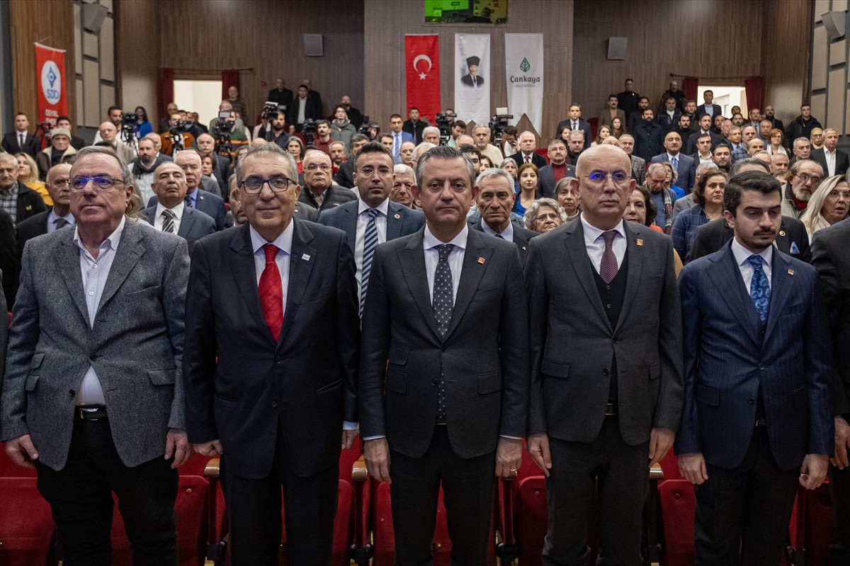 CHP Genel Başkanı Özgür Özel (sol 2), Sosyal Demokrasi Derneği'nin düzenlediği ‘Anayasal...