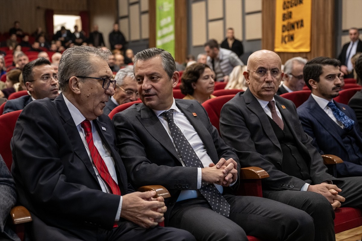 CHP Genel Başkanı Özgür Özel (sol 2), Sosyal Demokrasi Derneği'nin düzenlediği ‘Anayasal...
