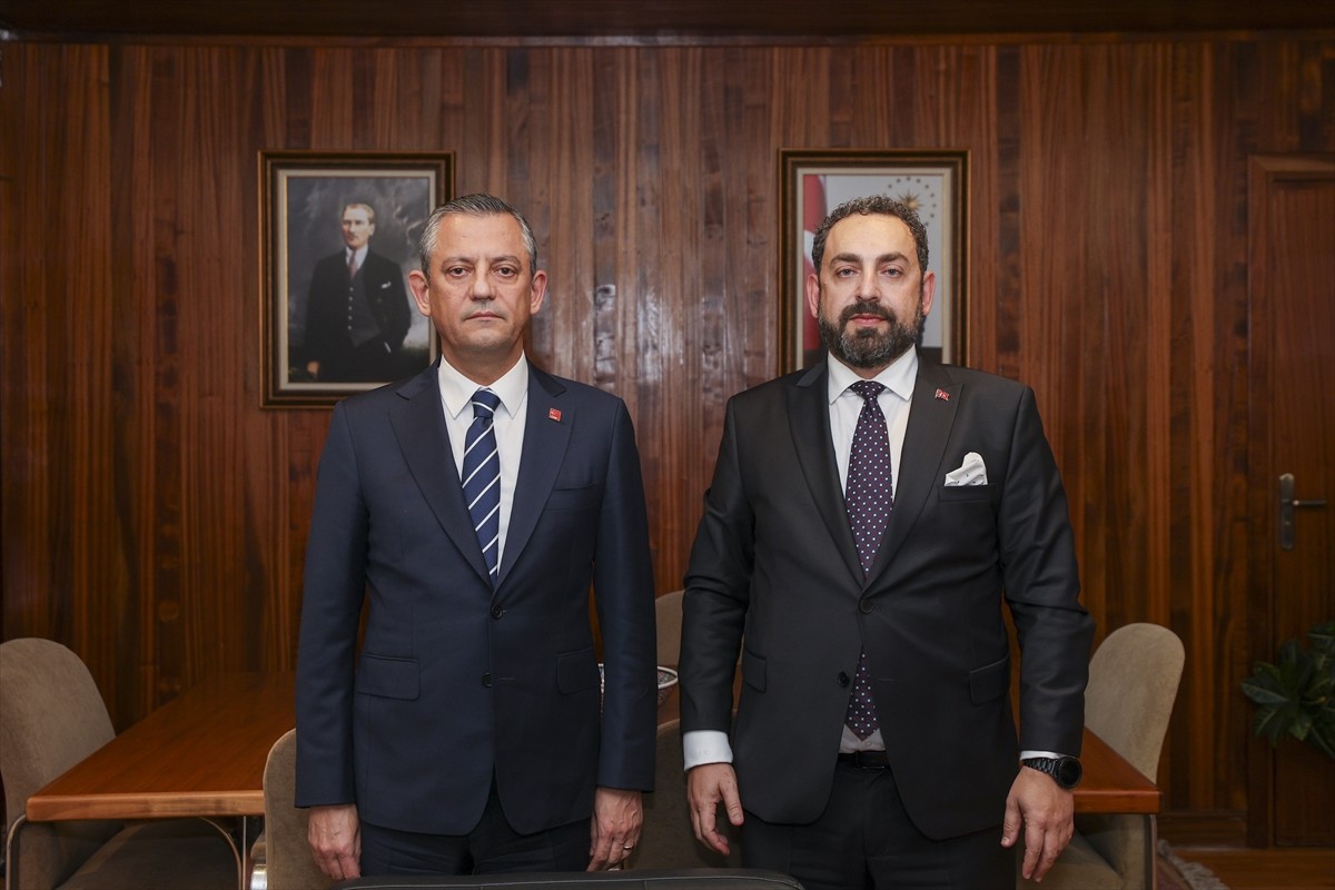 CHP Genel Başkanı Özgür Özel (solda), Türkiye'nin Rabat Büyükelçisi Mustafa İlker Kılıç (sağda)...