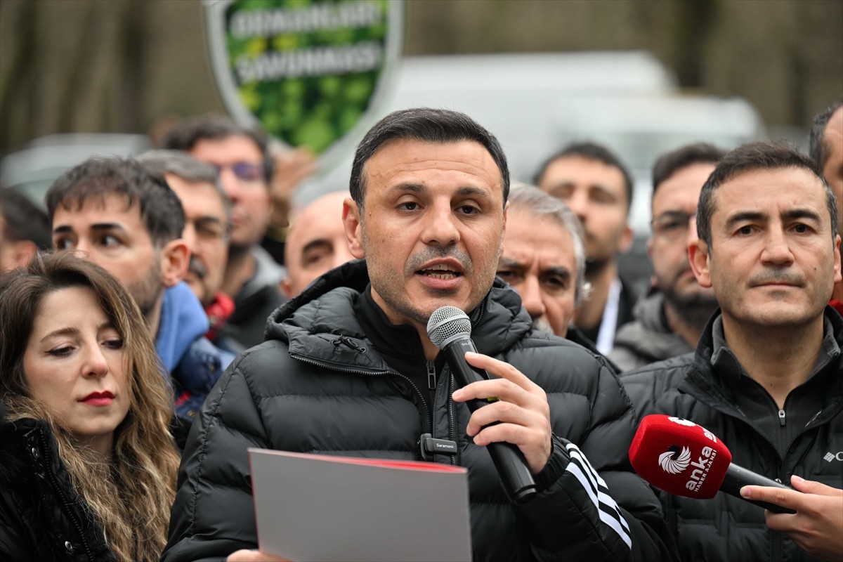 CHP İstanbul İl Başkanı Özgür Çelik (sağ 2), Sarıyer'de bulunan Belgrad Ormanı'nda, partililer ve...