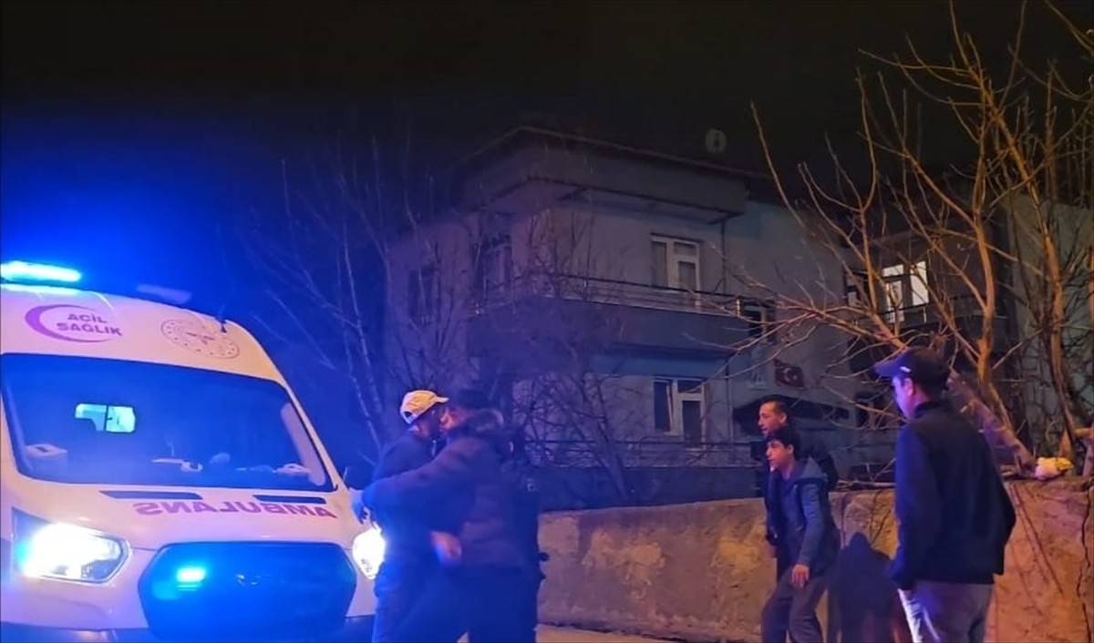 Çorum'da akrabalar arasında çıkan kavgada 1 kişi bıçakla yaralandı. Olay yerine polis ve sağlık...