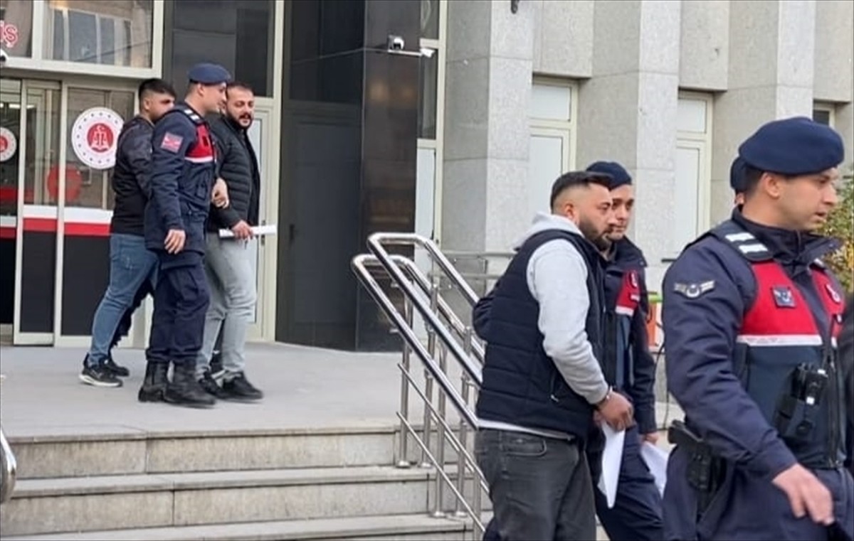 Çorum'da, darbettikleri kişinin aracını gasbettikleri iddiasıyla gözaltına alınan 3 şüpheli...