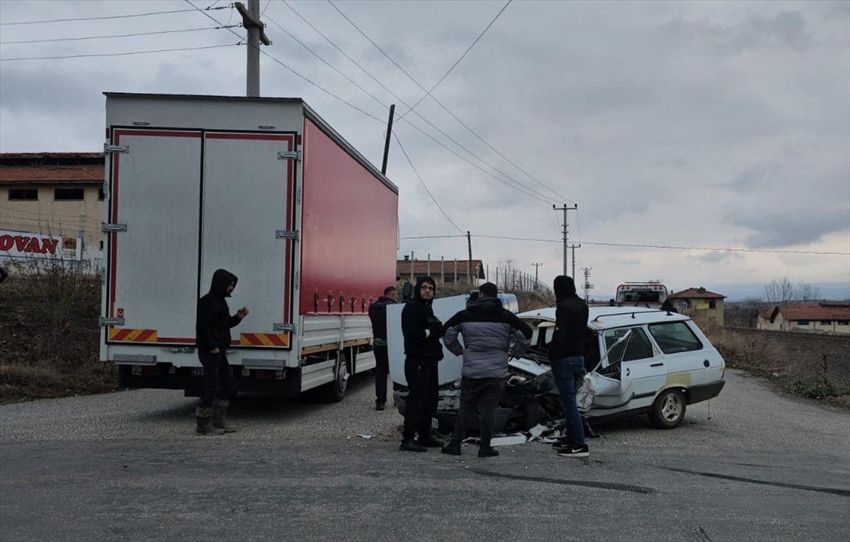 Çorum'da kamyonla çarpışan otomobildeki karı koca yaralandı. İhbar üzerine olay yerine polis...