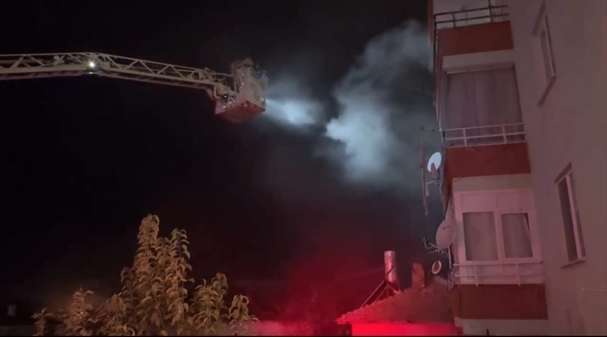 Çorum'da yangın çıkan apartmanın 4. katında mahsur kalan 2 kişi itfaiye ekiplerince...