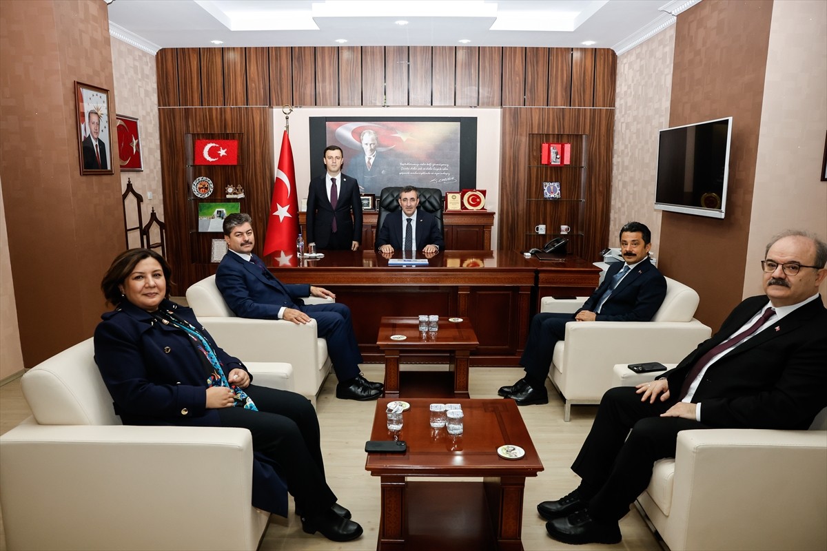 Cumhurbaşkanı Yardımcısı Cevdet Yılmaz (sol 2), Kırşehir'de Kaman Kaymakamlığını ziyaret...
