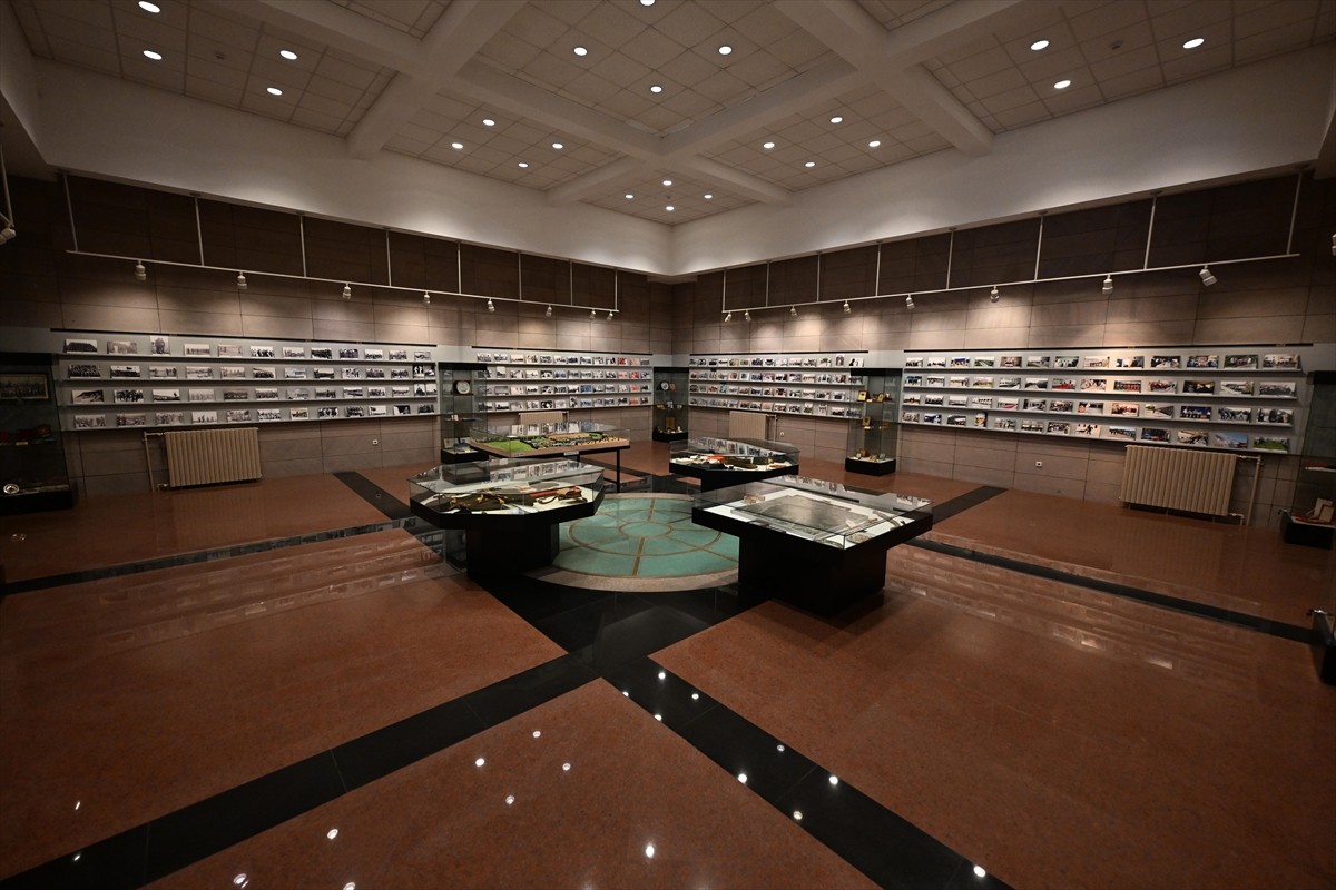  Cumhurbaşkanlığı Muhafız Alay Komutanlığı içerisinde bulunan müzede, Alayın tarihçesinin yanı...