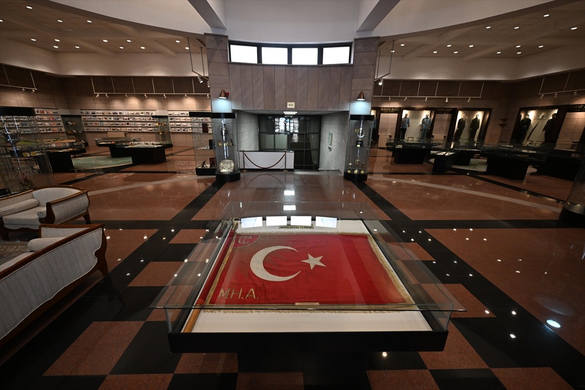  Cumhurbaşkanlığı Muhafız Alay Komutanlığı içerisinde bulunan müzede, Alayın tarihçesinin yanı...