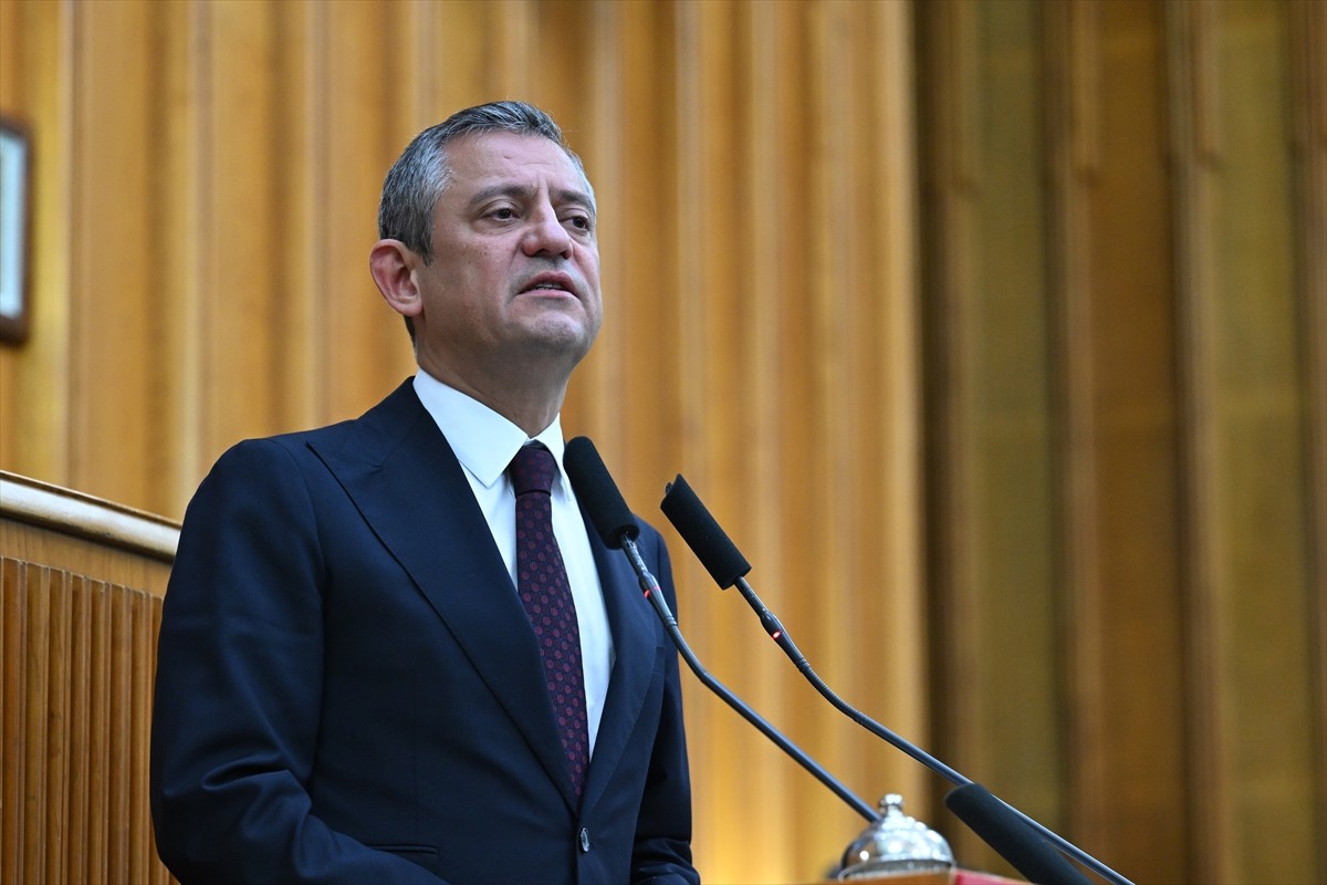 Cumhuriyet Halk Partisi (CHP) Genel Başkanı Özgür Özel, partisinin TBMM Grup Toplantısı'na...
