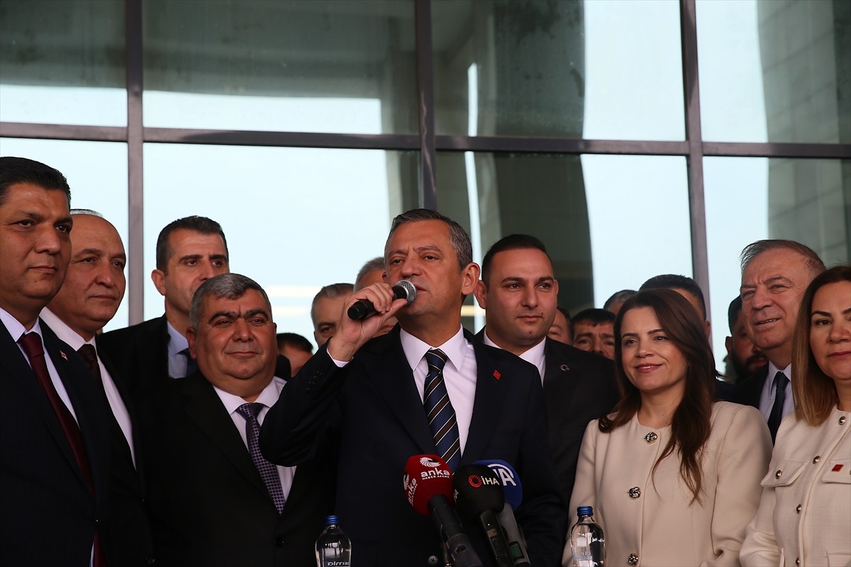 Cumhuriyet Halk Partisi Genel Başkanı Özgür Özel (sol 2), bir dizi ziyarette bulunmak üzere...