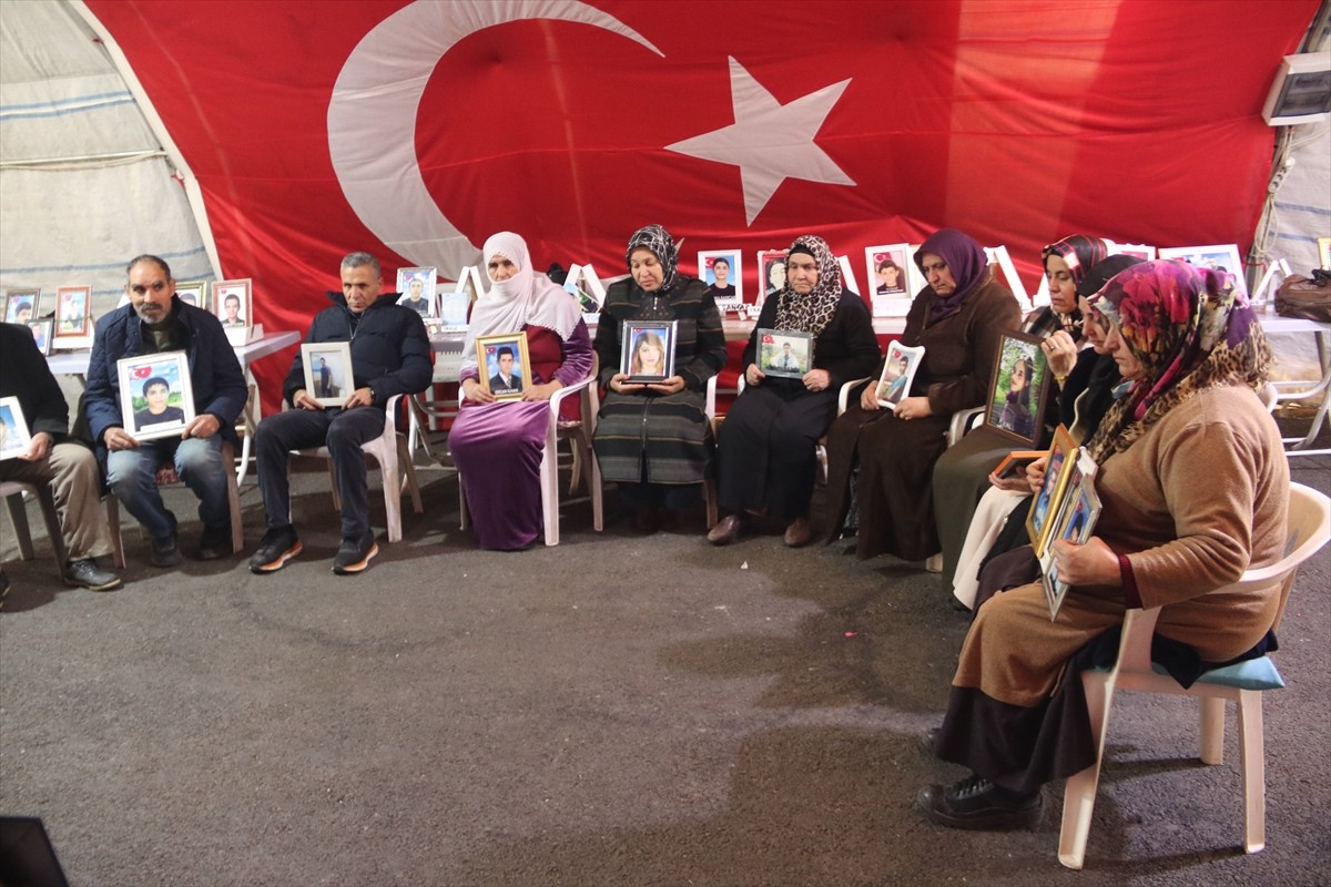 Dağa kaçırılan çocukları için eski HDP il binası önünde oturma eylemi yapan Diyarbakır anneleri...