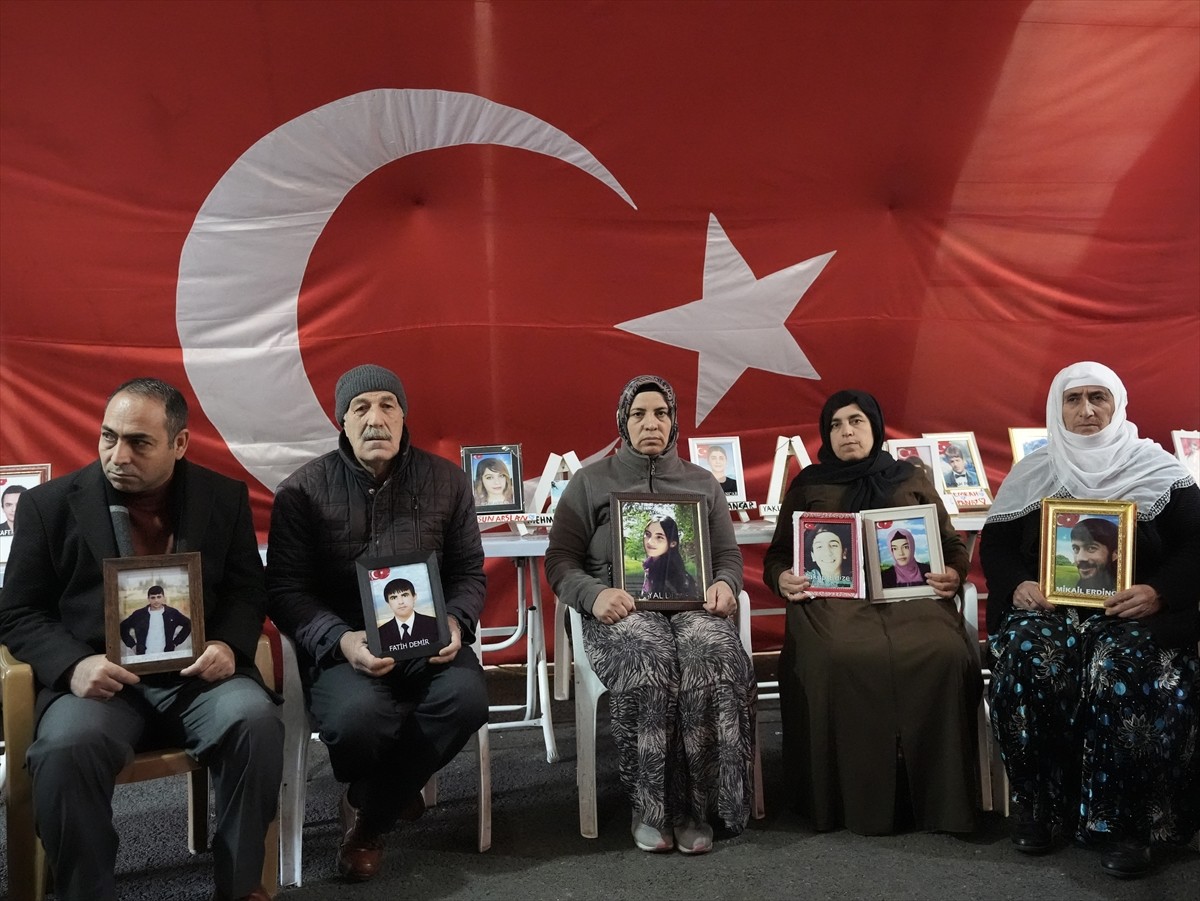 Dağa kaçırılan çocukları için eski HDP il binası önünde oturma eylemi yapan Diyarbakır anneleri...