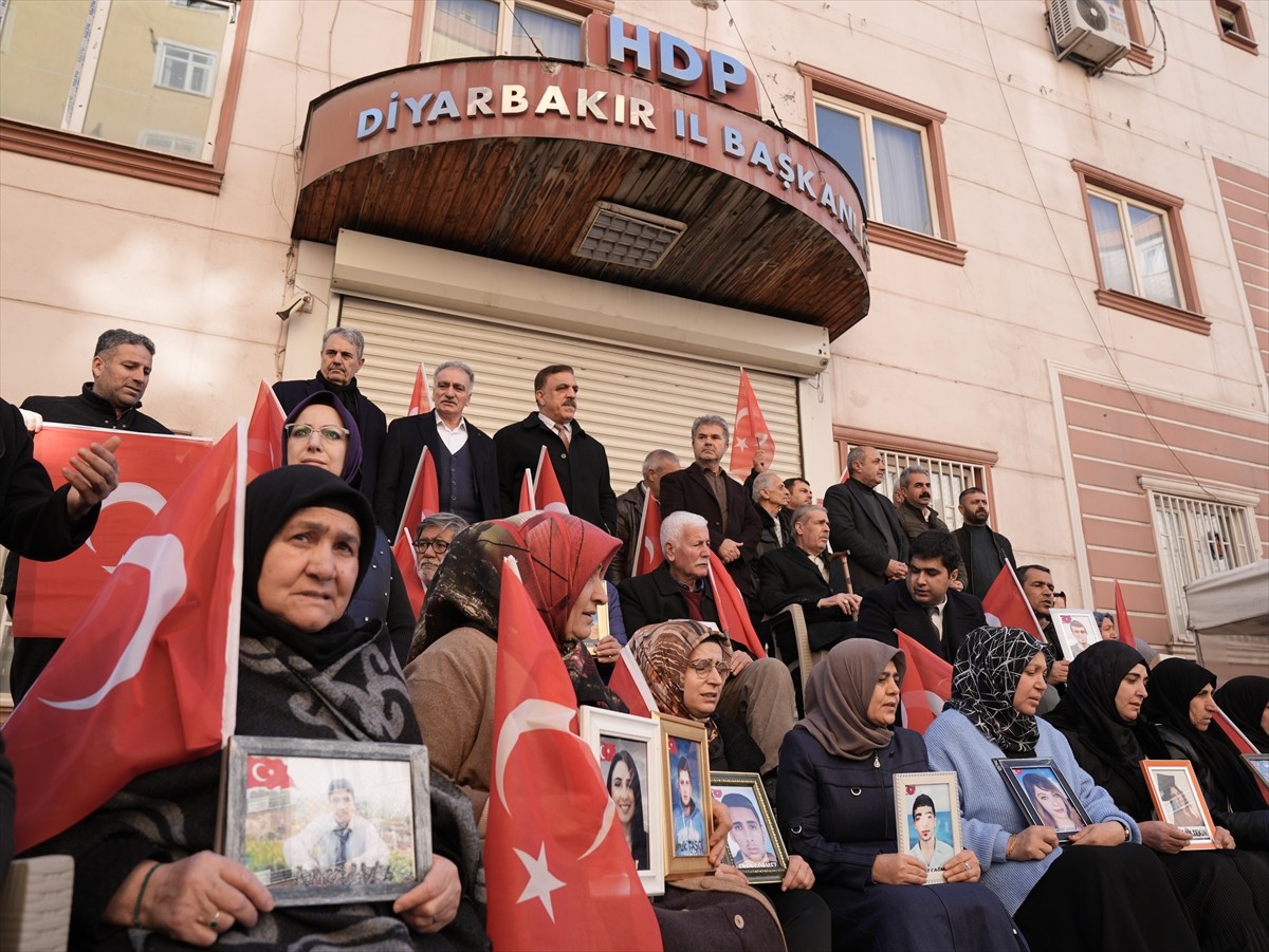 Dağa kaçırılan çocukları için eski HDP il binası önünde oturma eylemi yapan Diyarbakır anneleri...