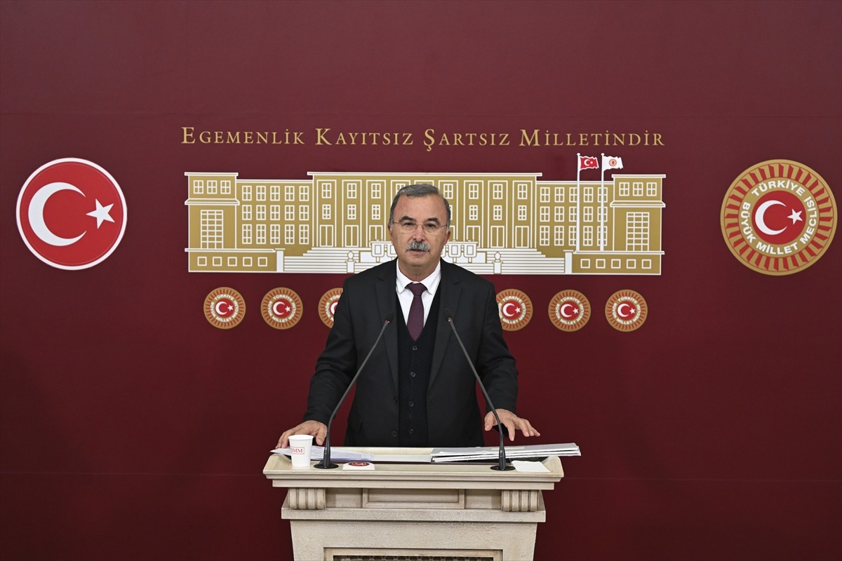 DEM Parti İzmir Milletvekili İbrahim Akın, TBMM'de düzenlenen basın toplantısında açıklamada...