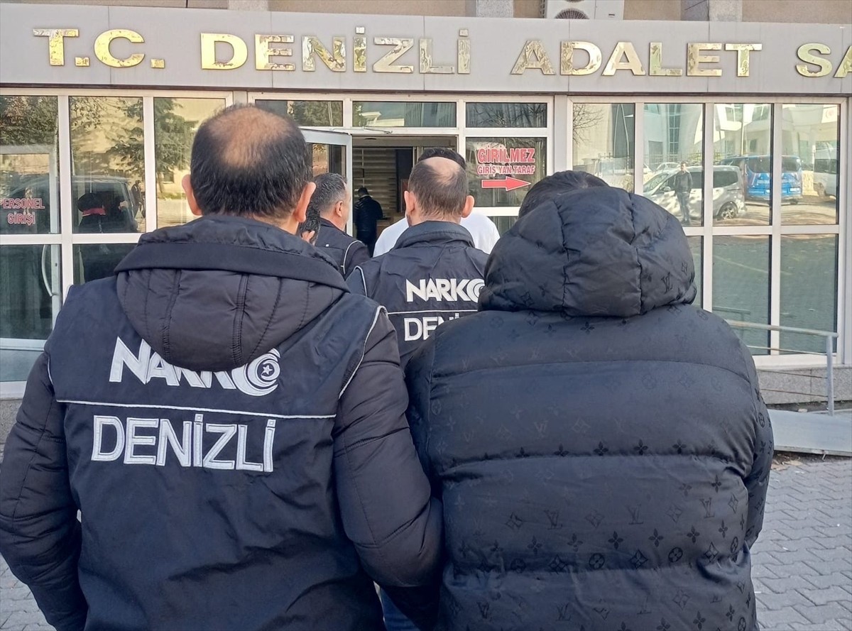 Denizli'de uyuşturucu ticareti yaptıkları iddiasıyla gözaltına alınan 11 şüpheliden 6'sı...