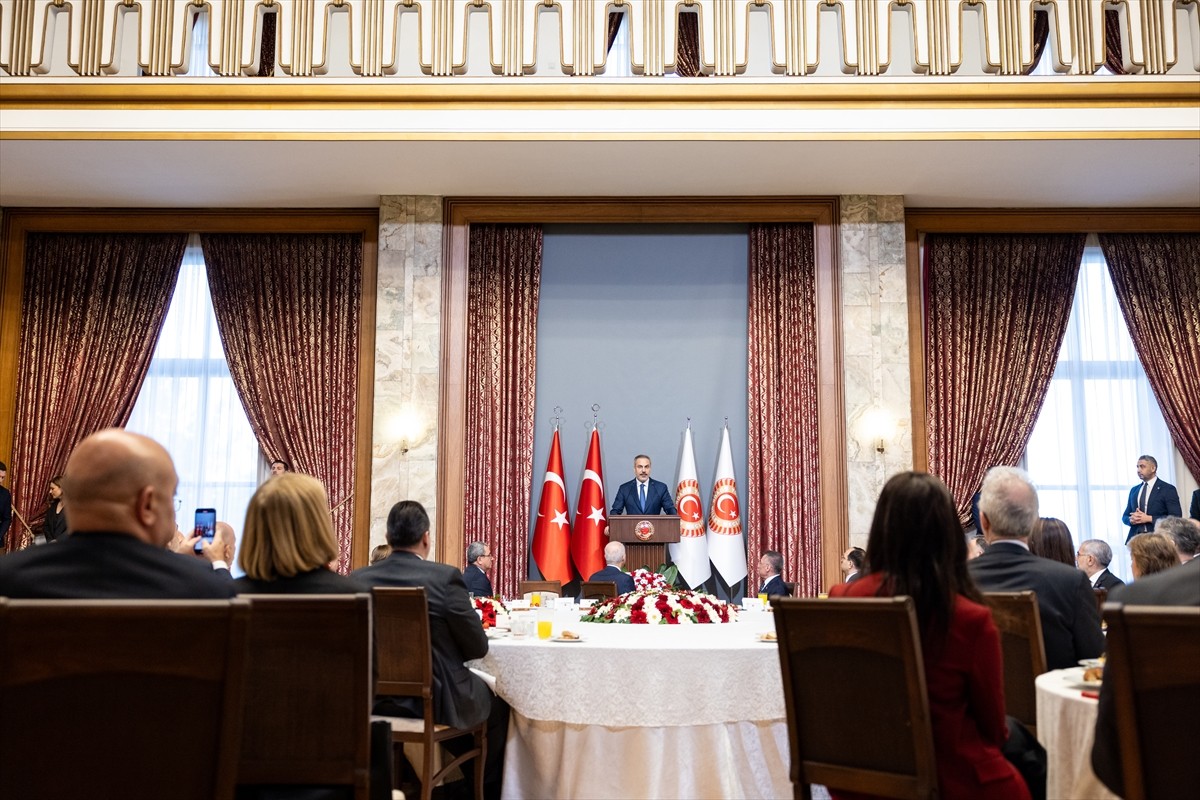 Dışişleri Bakanı Hakan Fidan (solda), 15. Büyükelçiler Konferansı kapsamında büyükelçilerle...