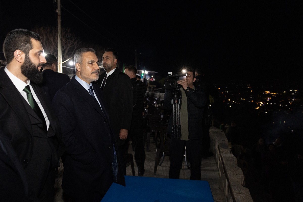 Dışişleri Bakanı Hakan Fidan (solda) ve Suriye'deki yeni yönetimin lideri Ahmed eş-Şera (sol 2)...