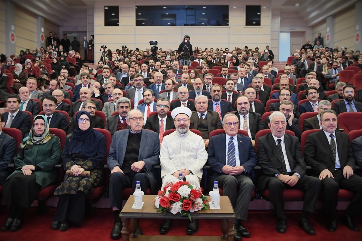 Diyanet İşleri Başkanı Ali Erbaş, Başkanlığın bir asırlık hikayesinin anlatıldığı "Türkiye...