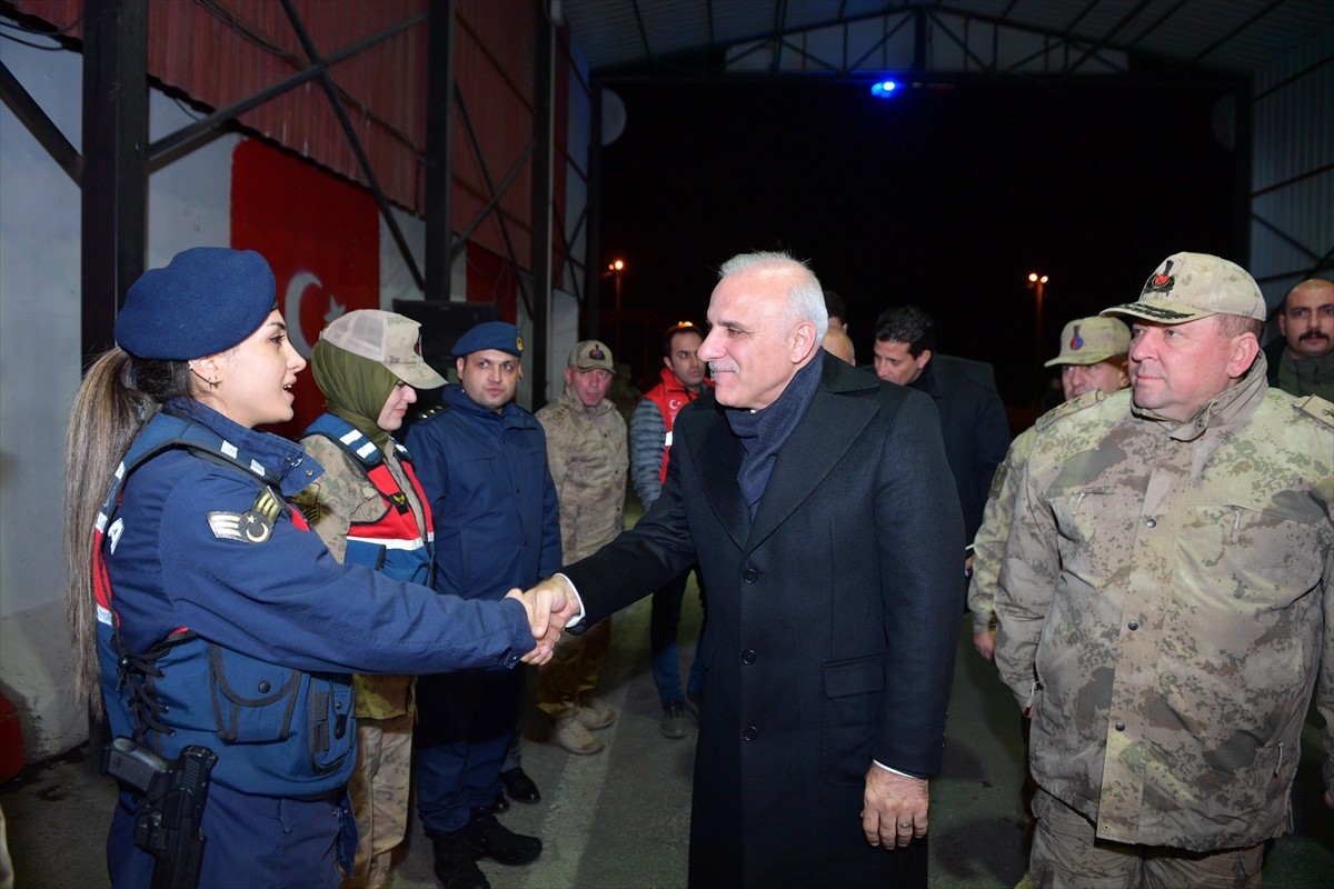 Diyarbakır Valisi Murat Zorluoğlu (sağ), yılbaşı akşamı kentin çeşitli noktalarında görev yapan...