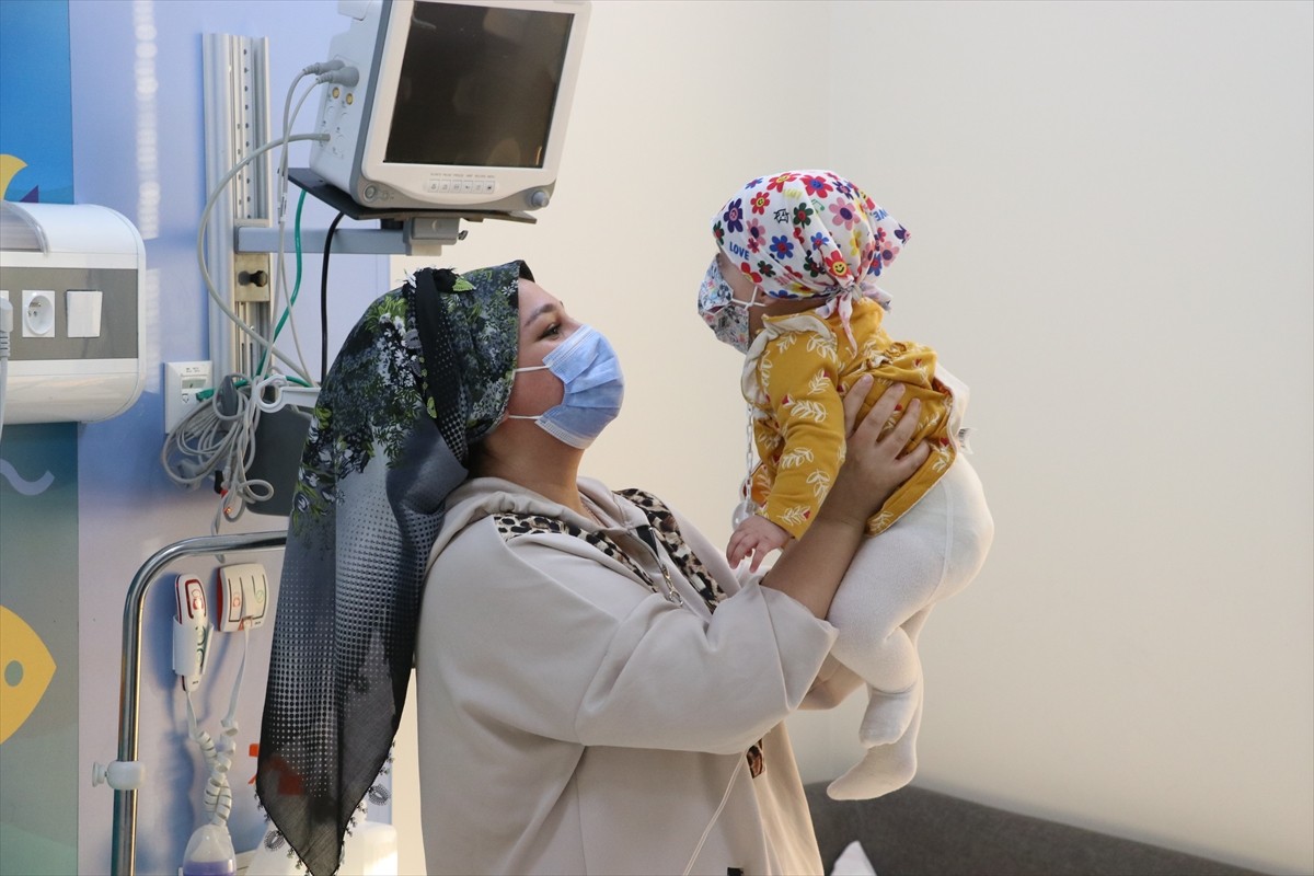 Doğuştan savunma sistemi olmadığı için enfeksiyon nedeniyle ölüm riski bulunan 8 aylık Asel Lina...