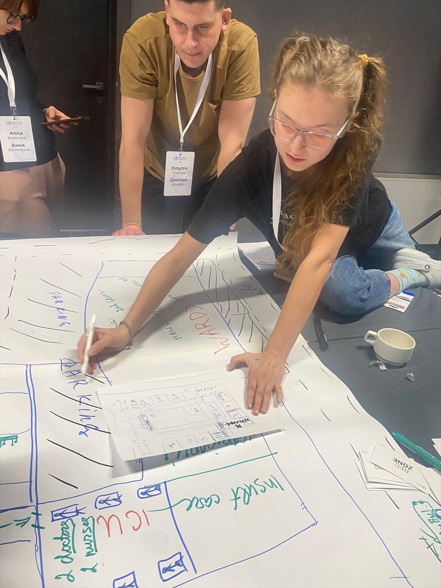 Dünya Sağlık Örgütünde (DSÖ) "toplu yaralanma yönetimi eğiticileri" arasında yer alan acil tıp...