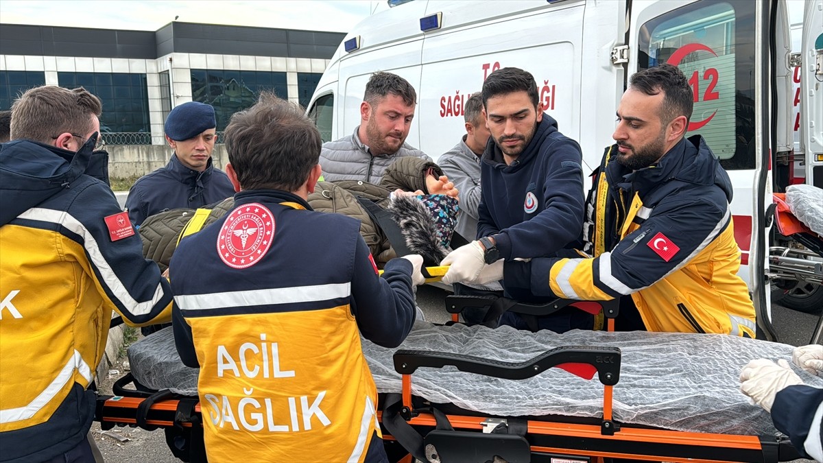 Düzce'de otomobil ile cipin çarpışması sonucu 2 kişi yaralandı.