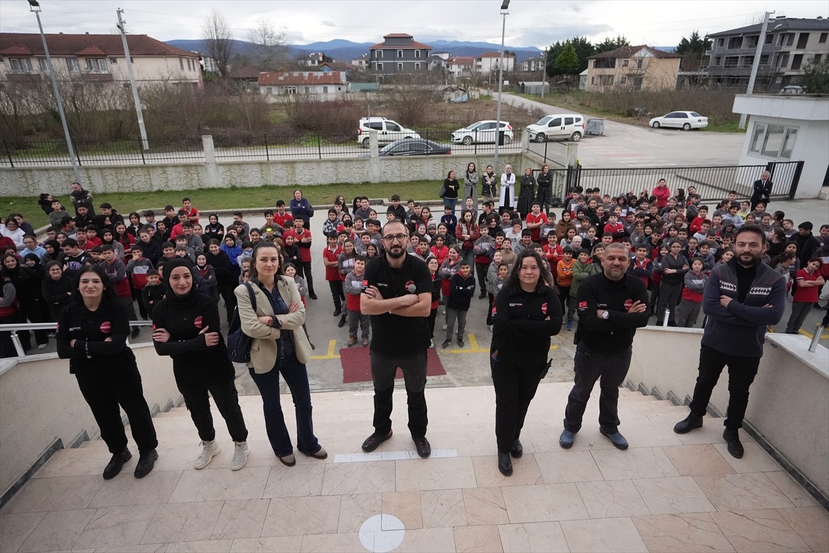 Düzce'de "Afet Farkındalık Eğitimi Projesi" kapsamında animasyon filmle bilgilendirilen...