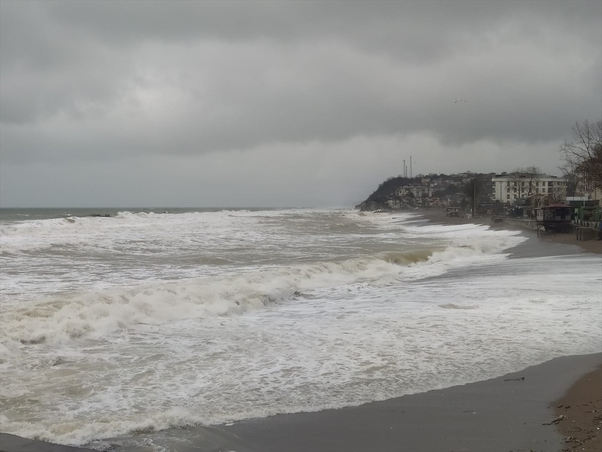 Düzce'nin Akçakoca ilçesinde kuvvetli rüzgar nedeniyle denizde dalga boyu yükseldi.