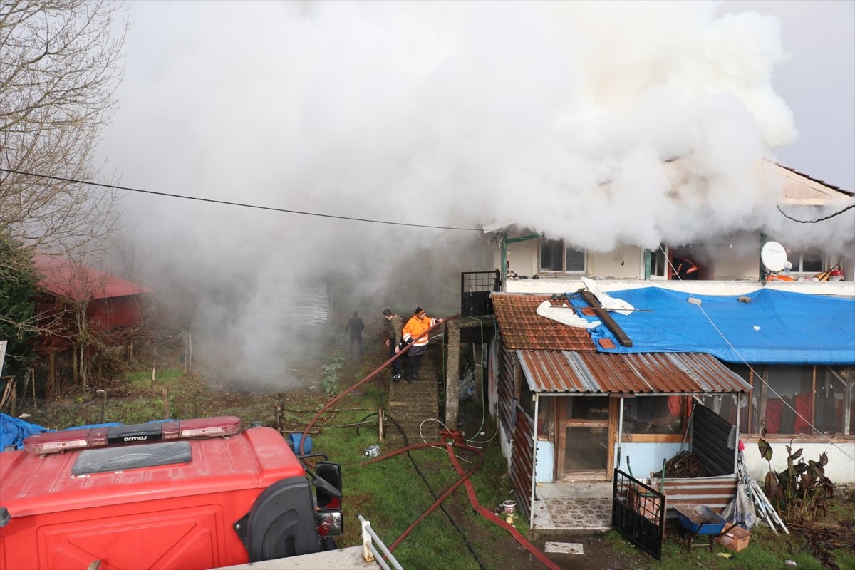 Düzce'nin Cumayeri ilçesinde iki katlı evde çıkan yangın itfaiye ekiplerince söndürüldü.