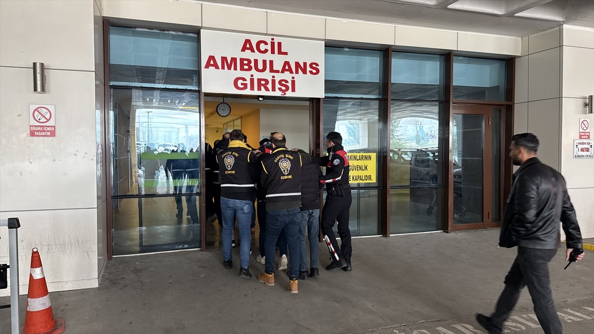 Edirne'de kağıt ve atık ambalaj toplama aracına yönelik silahlı saldırıya ilişkin gözaltına alınan...