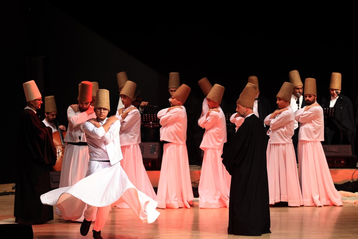 Edirne'de, Mevlana'nın 751. vuslat yıl dönümü kapsamında Mevlevi Sema Mukabelesi gerçekleşti....