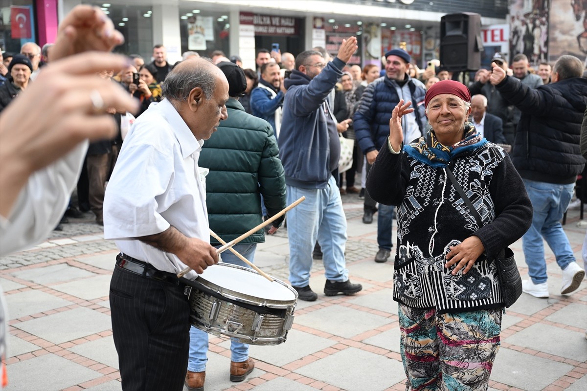 Edirne'de müzisyen Roman çeribaşı Fikri Ocak'ın trafiğe kapalı caddede çektiği klip, vatandaşların...