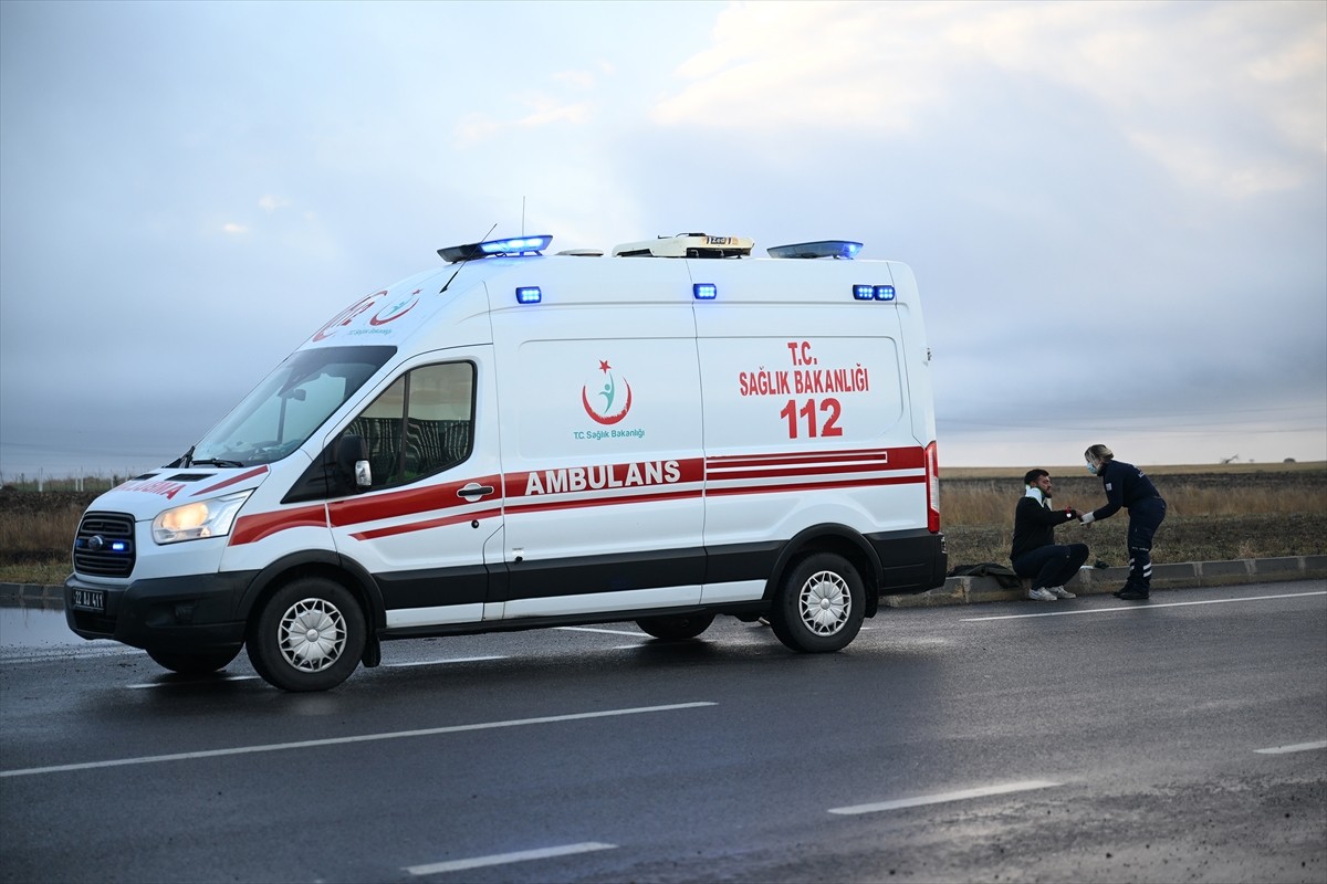 Edirne'de otomobil devrildi, yaralanan 3 kişi hastaneye kaldırıldı.