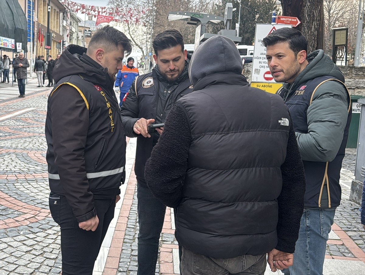 Edirne'de polis ekipleri yılbaşı öncesi "huzur uygulaması" gerçekleştirdi.