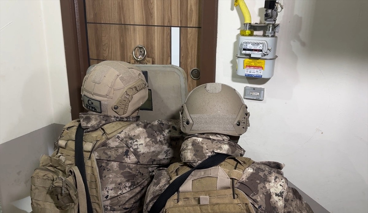 Edirne'de sosyal medyadan silah veya kesici alet paylaşımı yapan ve aranan şüphelilere yönelik...